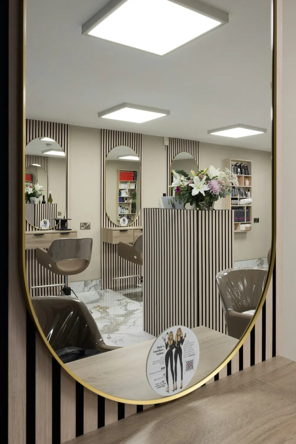 A styling chair before a round mirror