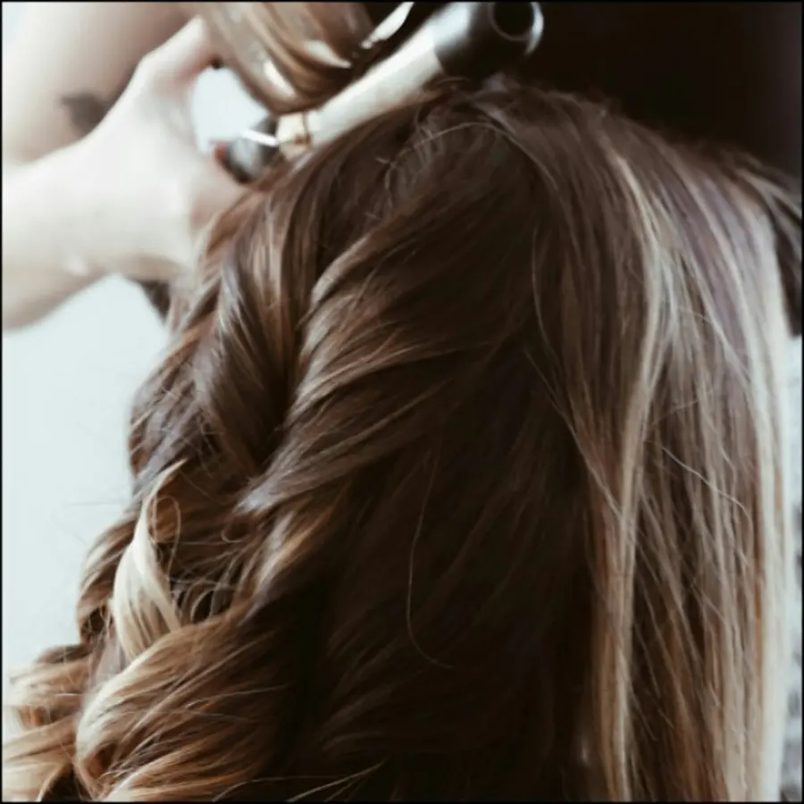 Glossy brunette waves